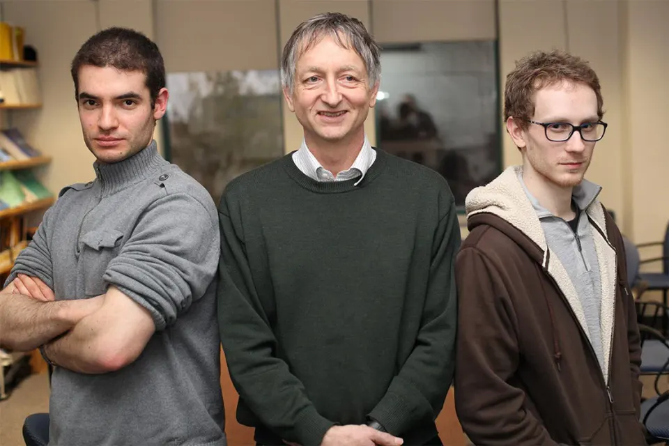 大学の研究室でホワイトボードを背に並ぶイリヤ・サツケヴァー、ジェフリー・ヒントン、アレックス・クリジェフスキー