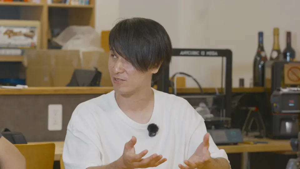 両手を広げ、笑顔で話す三谷歩さん