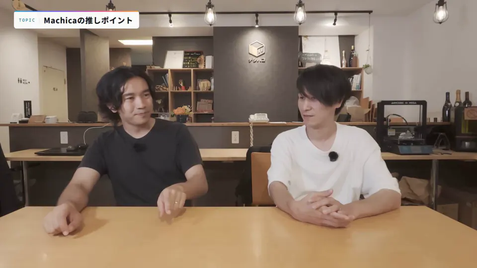 テーブルを囲んで対談するDATA WORLD編集長の小笠原海人とWAN代表の三谷歩さん